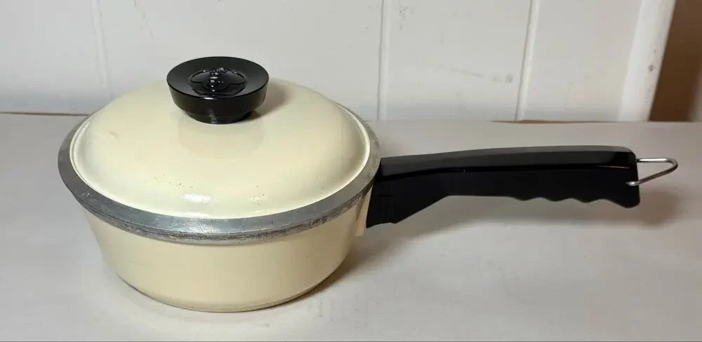 Vintage 1970s Club Aluminum 1.5QT Saucepan Cream Almond w/ Original Lid